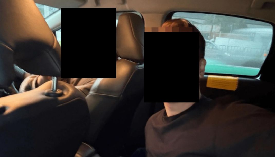 男乘客興奮與女的士司機合照。