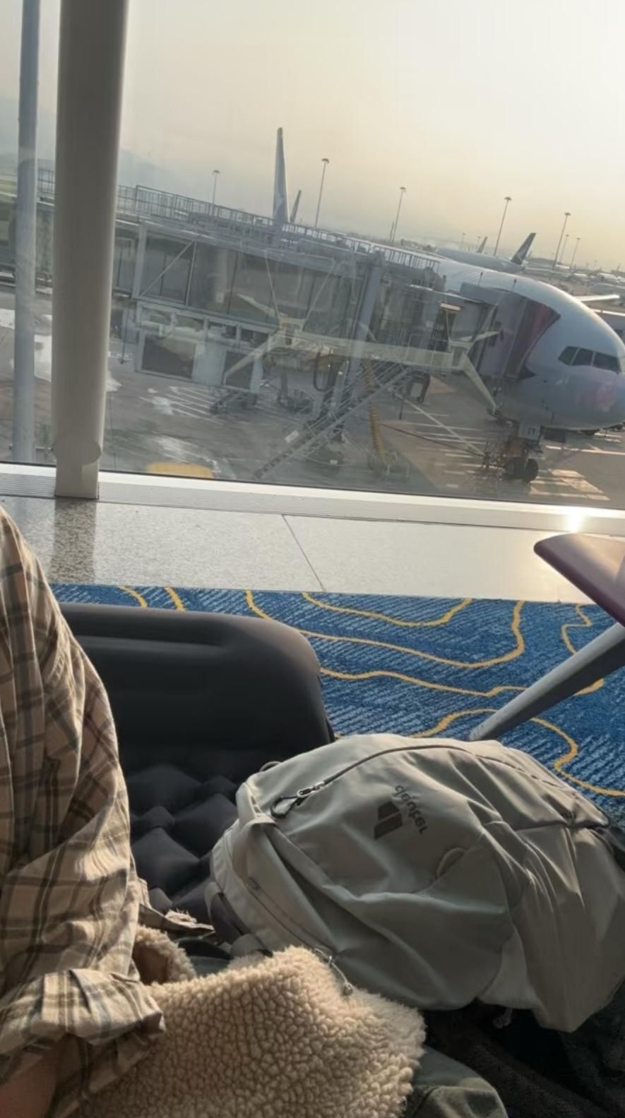 五一黃金周｜內地女教香港機場窮遊過夜攻略，稱「放下羞恥心」睡地上。