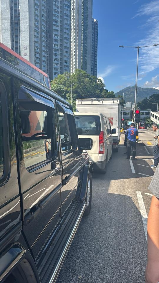 「馬路炸彈」四圍走　唔掛車牌逆線行仲撞貨車尾