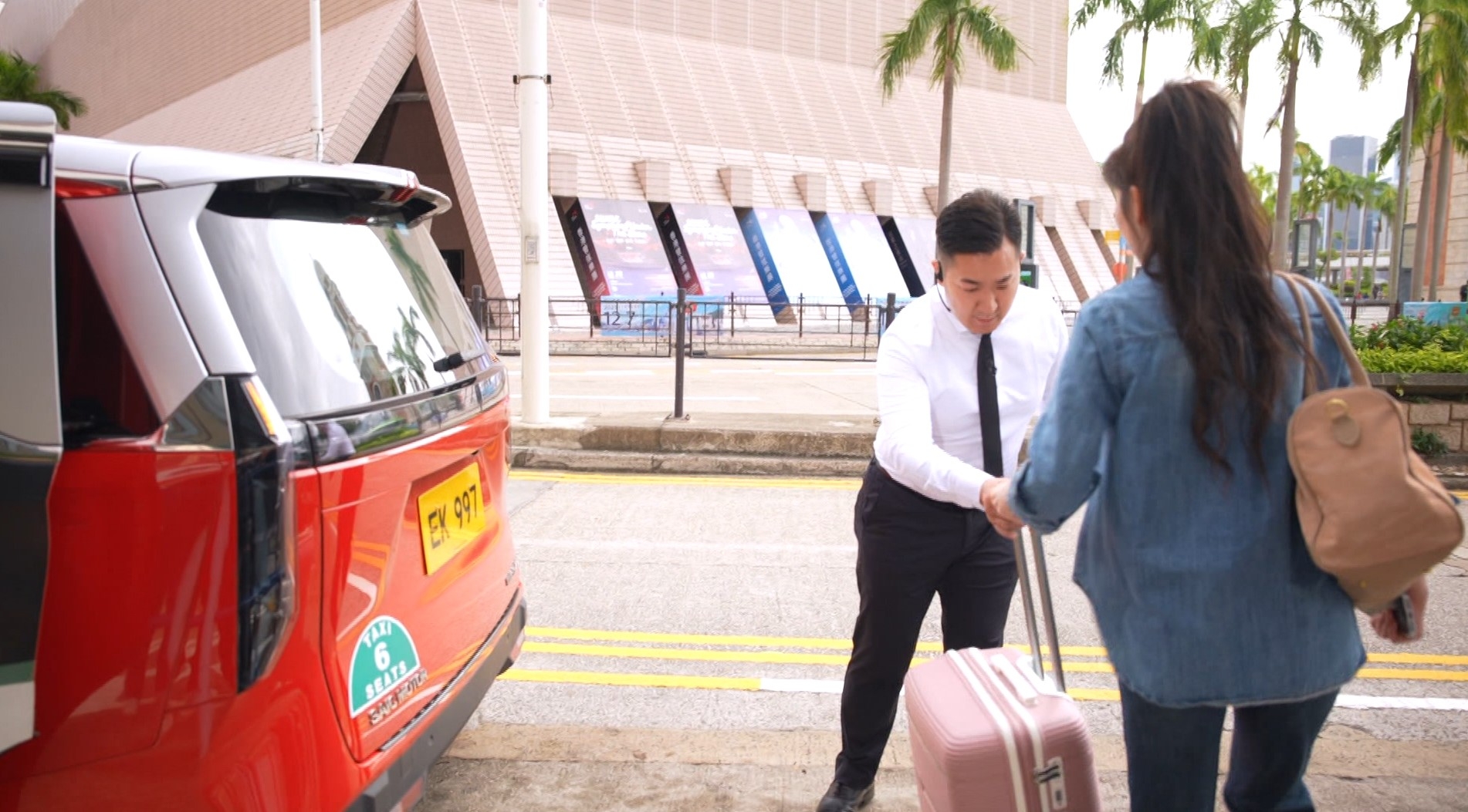 Cool Sir 曾經在內地生活，熟悉內地文化，以及說到一口流利的普通話，好容易可以與旅客打開話題，展現人人都可以是旅遊大使。