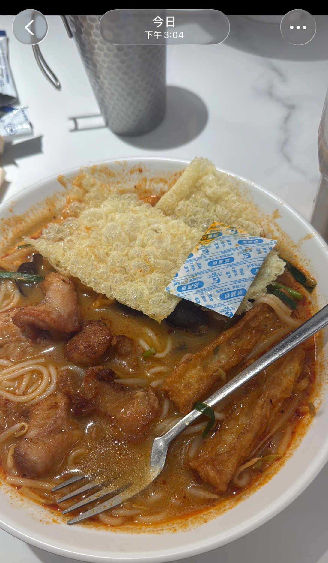 東張西望報料｜馬鞍山食肆米線藏防潮珠及小強　食客怕怕報東張：憂食安風險 （觀眾冼小姐提供）