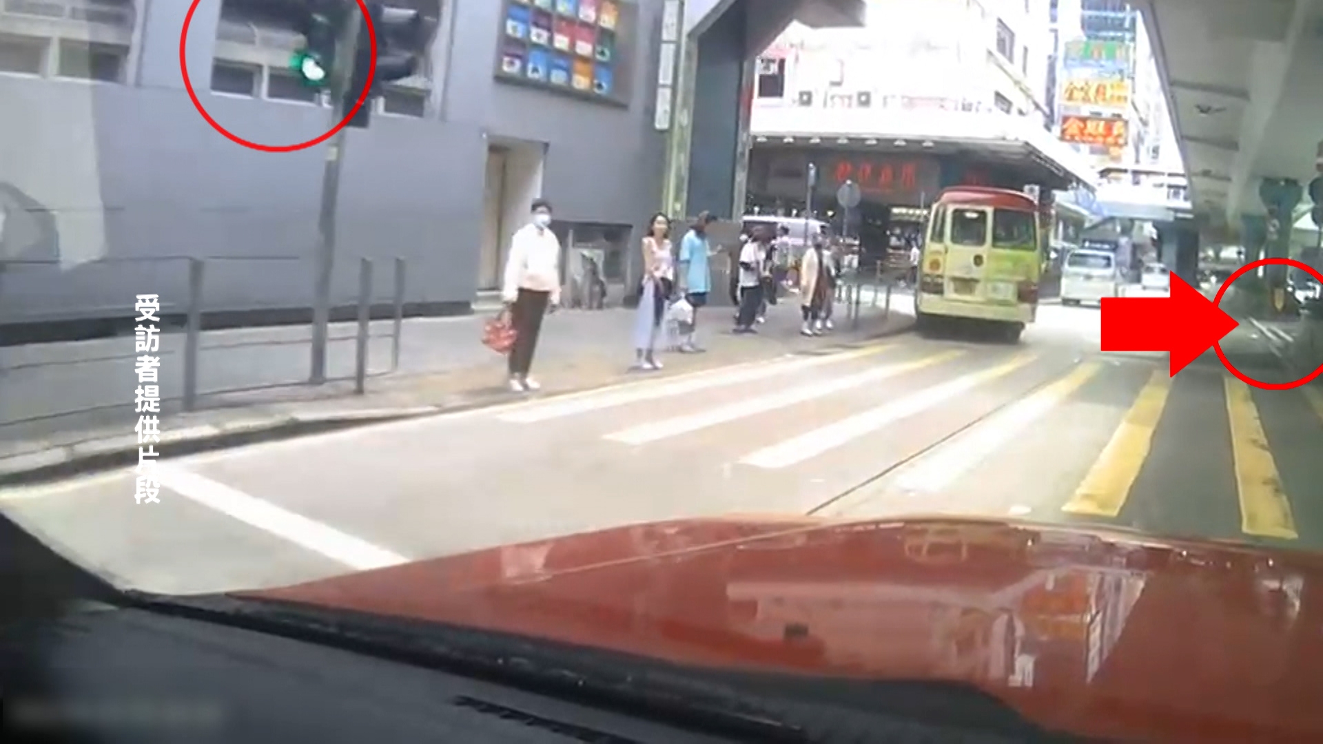 由梁爸爸駕駛的的士車Cam所見，他駛經燈位的時候，清楚可見當時是綠燈，而右邊是有一個必須讓路的路口，但突然一輛藍色私家車從路口衝出，直撞梁爸爸的的士。