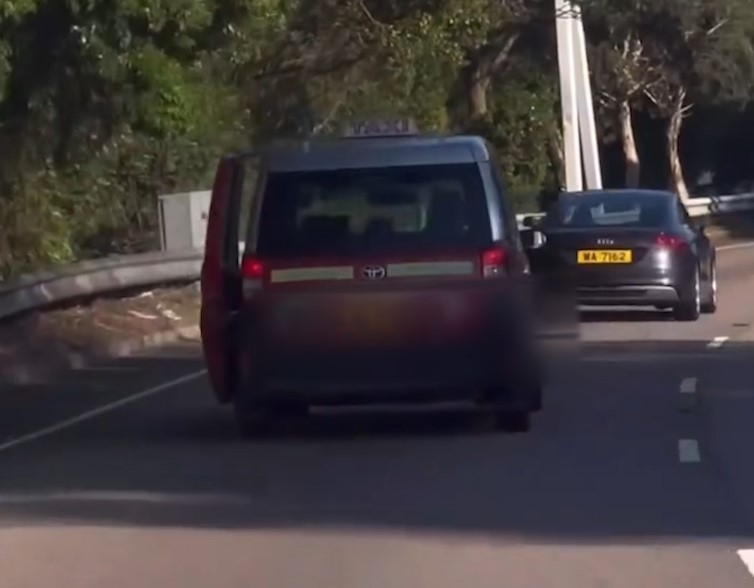 車Cam直擊｜東區走廊的士車門未關「照開車」　疑小露寶電門失靈