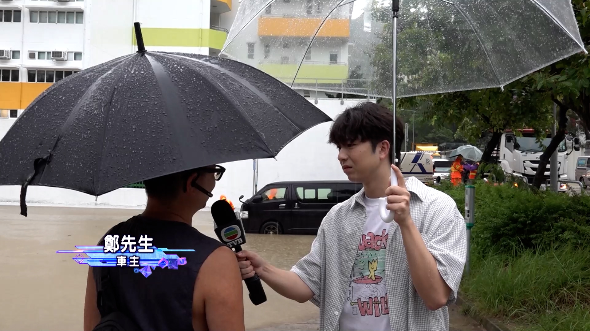 鄭先生的客貨車遭水淹浸。