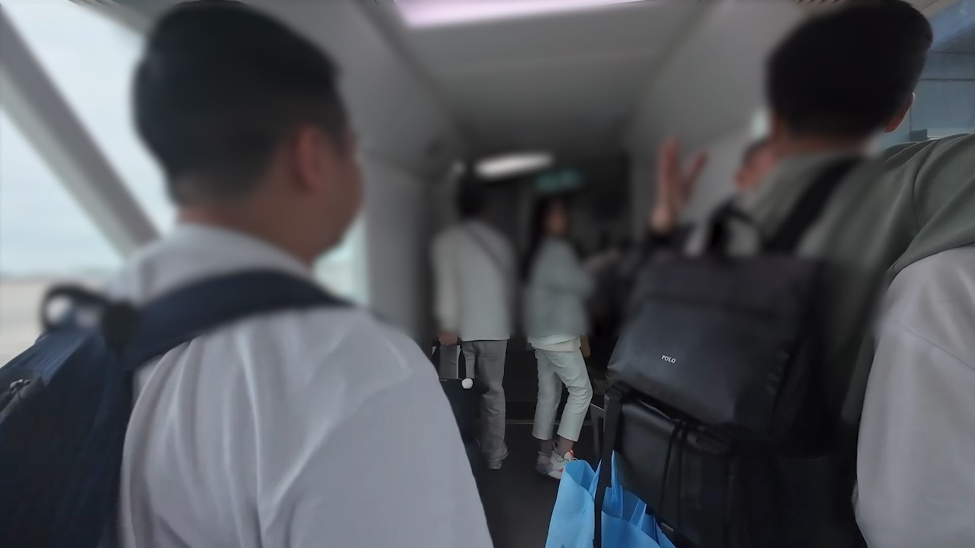 港航印尼峇厘航班惡夫婦罵空姐再撞乘客，男子一度揮拳兇人。