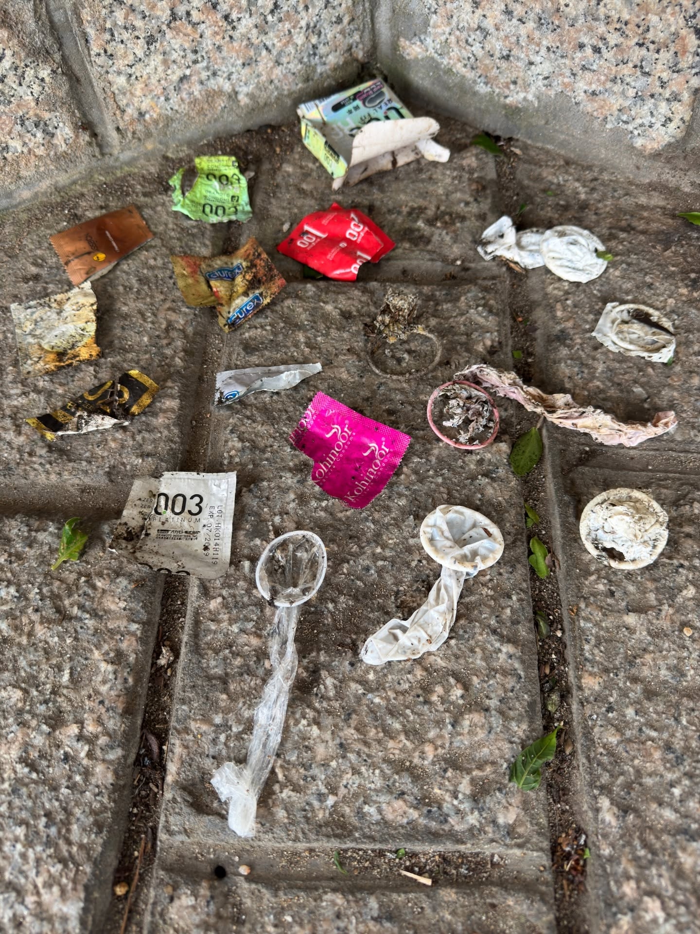 熱心市民3號波上山執垃圾，驚現驗孕棒與大量避孕套。