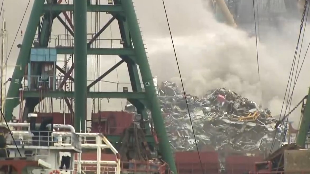 ，新油麻地避風塘一艘載有回收廢料的躉船起火，並傳出爆炸聲，濃煙直衝半空。（網上圖片）