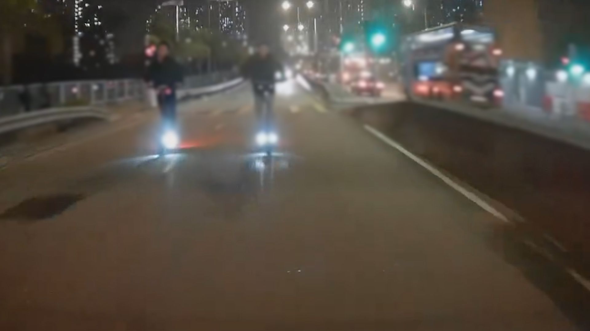 5人踩電動滑板車行馬路上飛鵝山