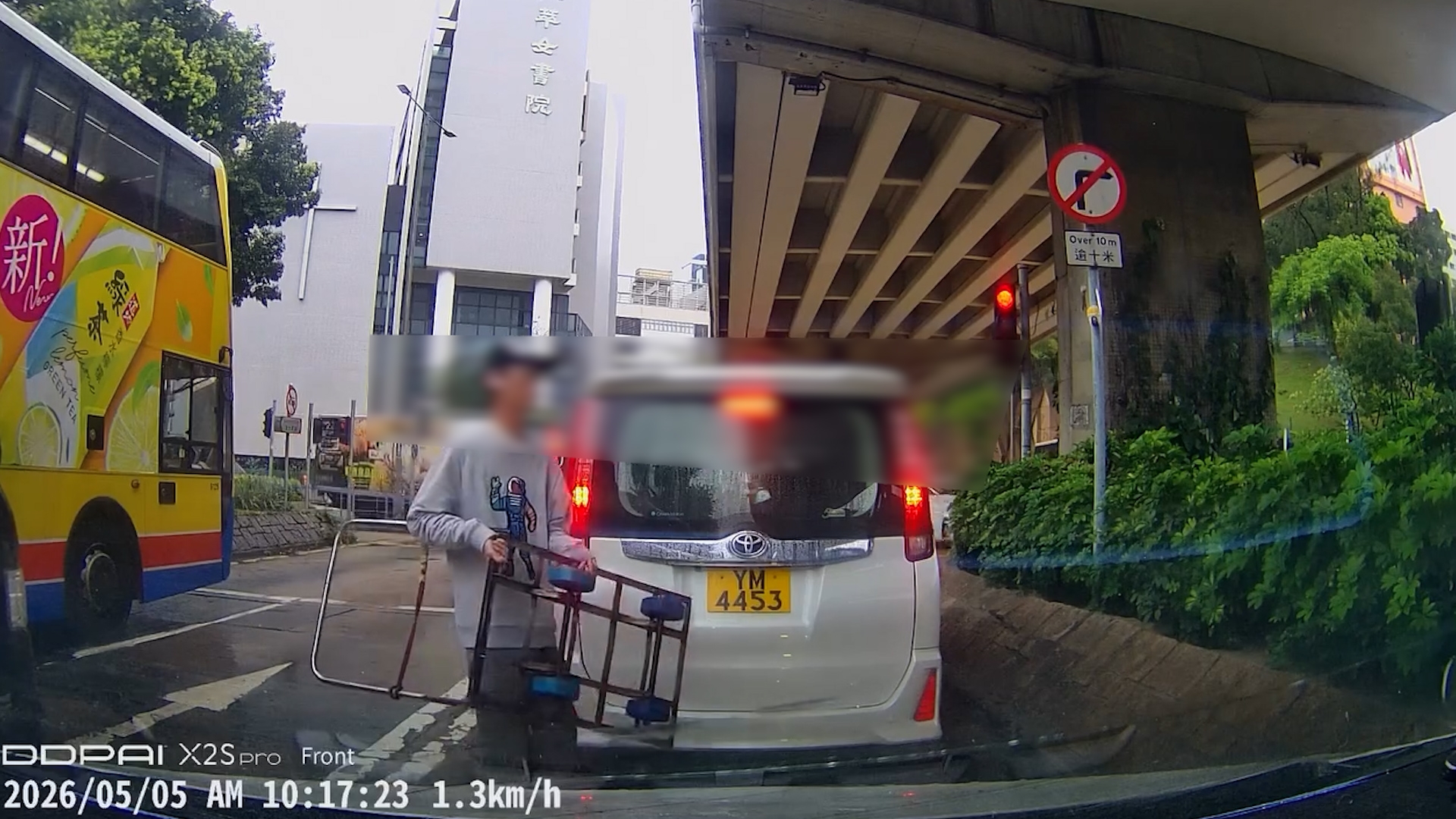 車Cam直擊｜加士居道馬路現手推車「馬路炸彈」　司機好人好事落車搬走獲讚