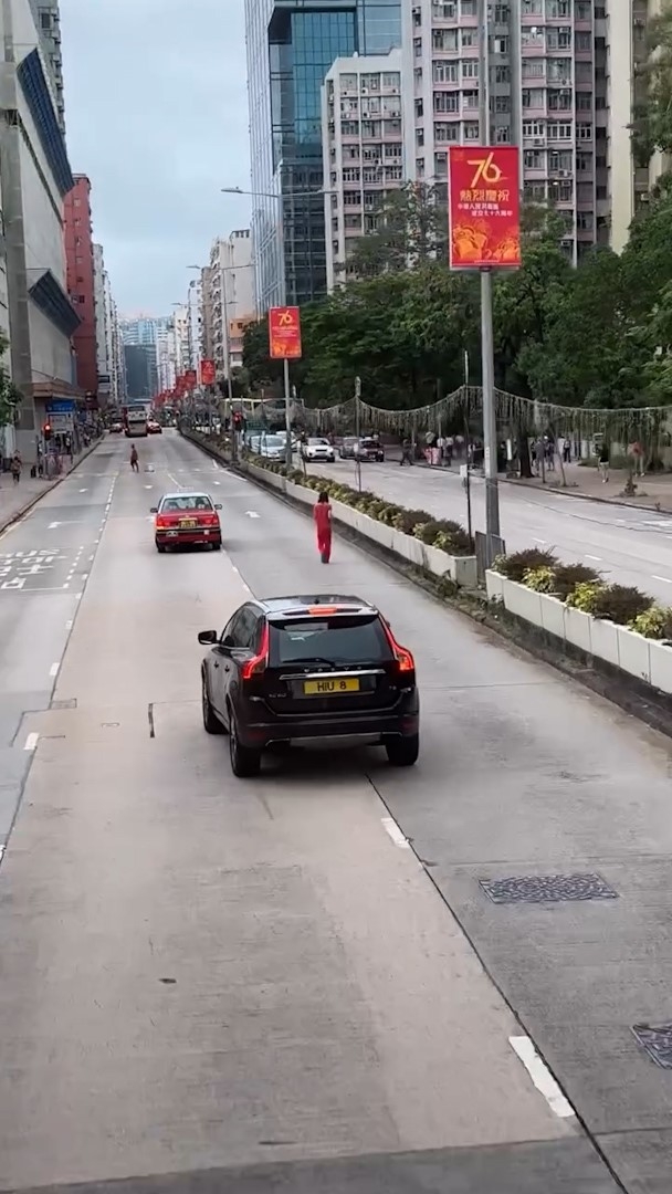 涉事人士在靠右邊的行車線上悠然自得地緩慢前進，從後方接近的汽車紛紛要切線閃避，而該名人士則無視身旁呼嘯而過的汽車。（Facebook影片截圖／車cam L（香港群組）／家寶）