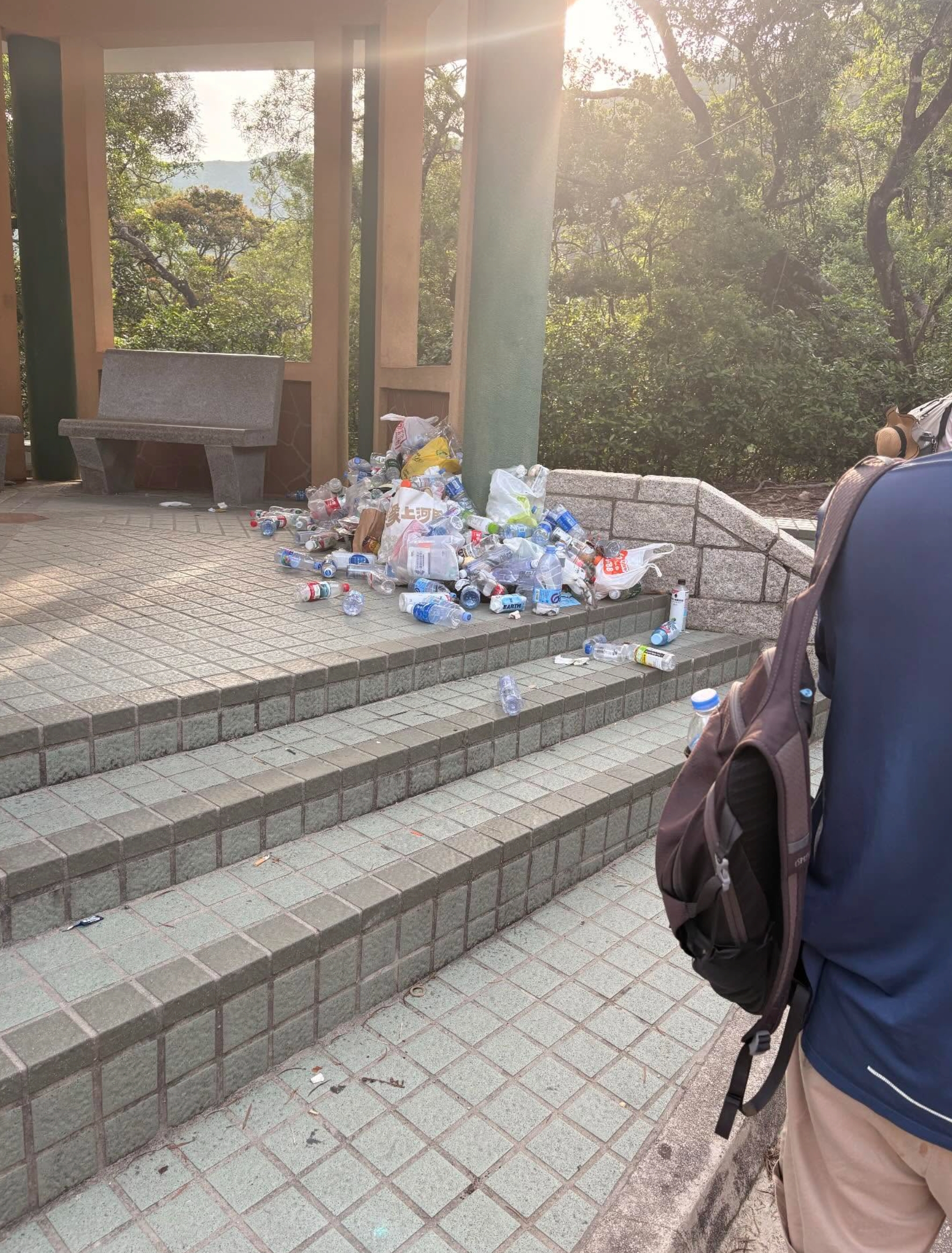 東張西望報料｜內地遊客疑涼亭遺棄垃圾　街坊怒斥：解釋一下點解咁做？（Threads＠dennis20101203）
