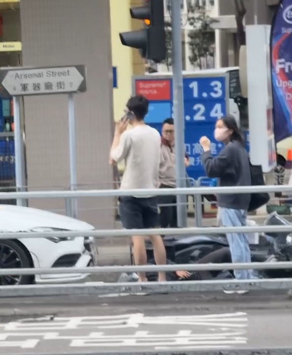 灣仔軍器廠街私家車與電單車相撞　鐵騎士受傷倒地。(FB@Kh Chan )