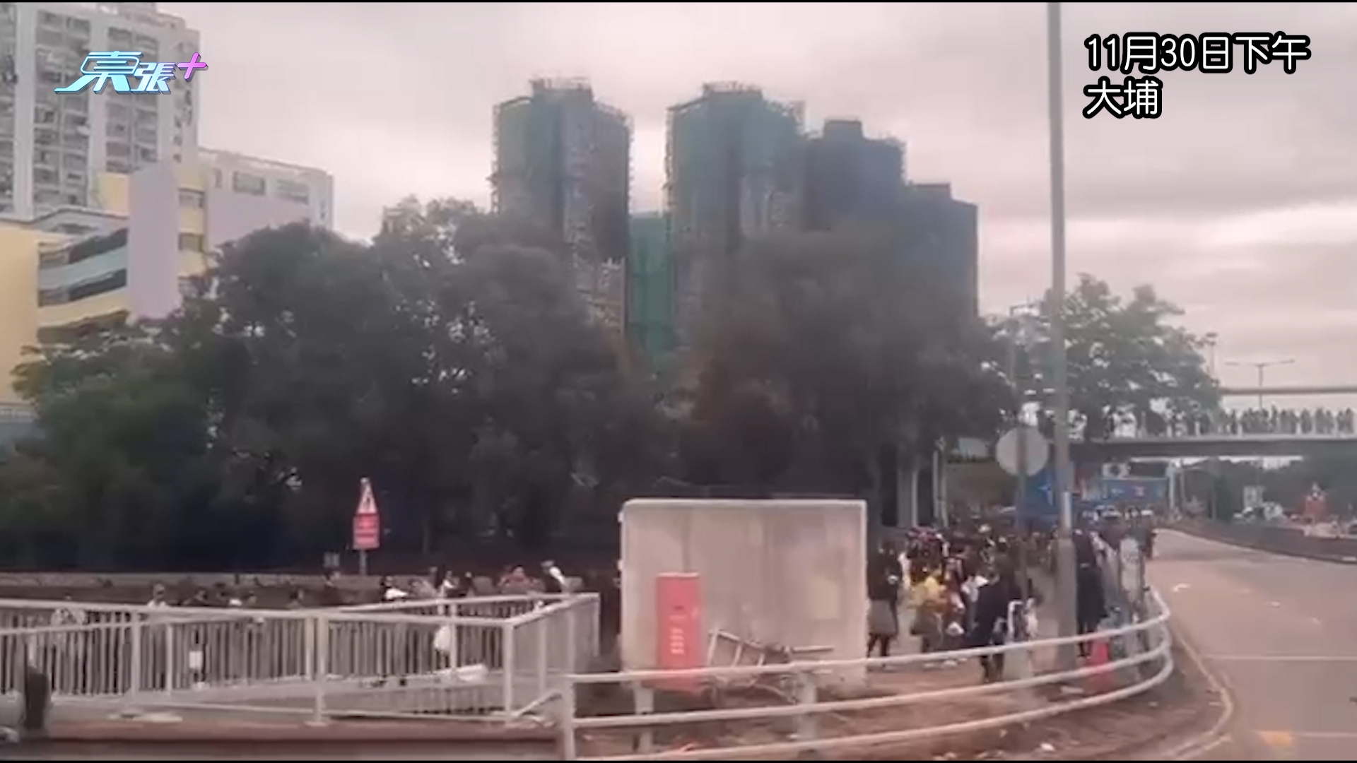 大埔宏福苑五級火｜東張+現場直擊　大埔弔唁處多人獻花　人龍排近大埔超級城