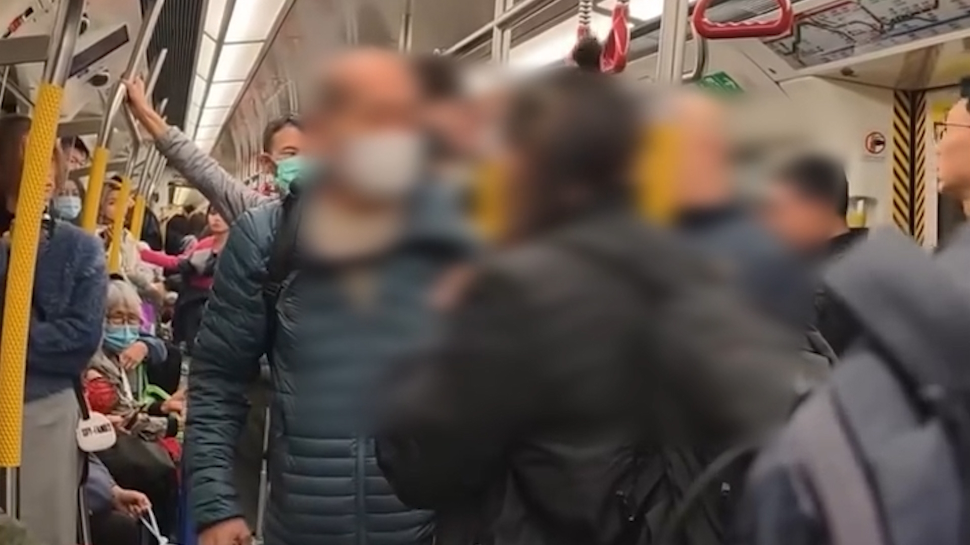 港鐵MMA｜「口罩阿伯」出戰打女人　列車變擂台　網民：老人家真係好恐怖