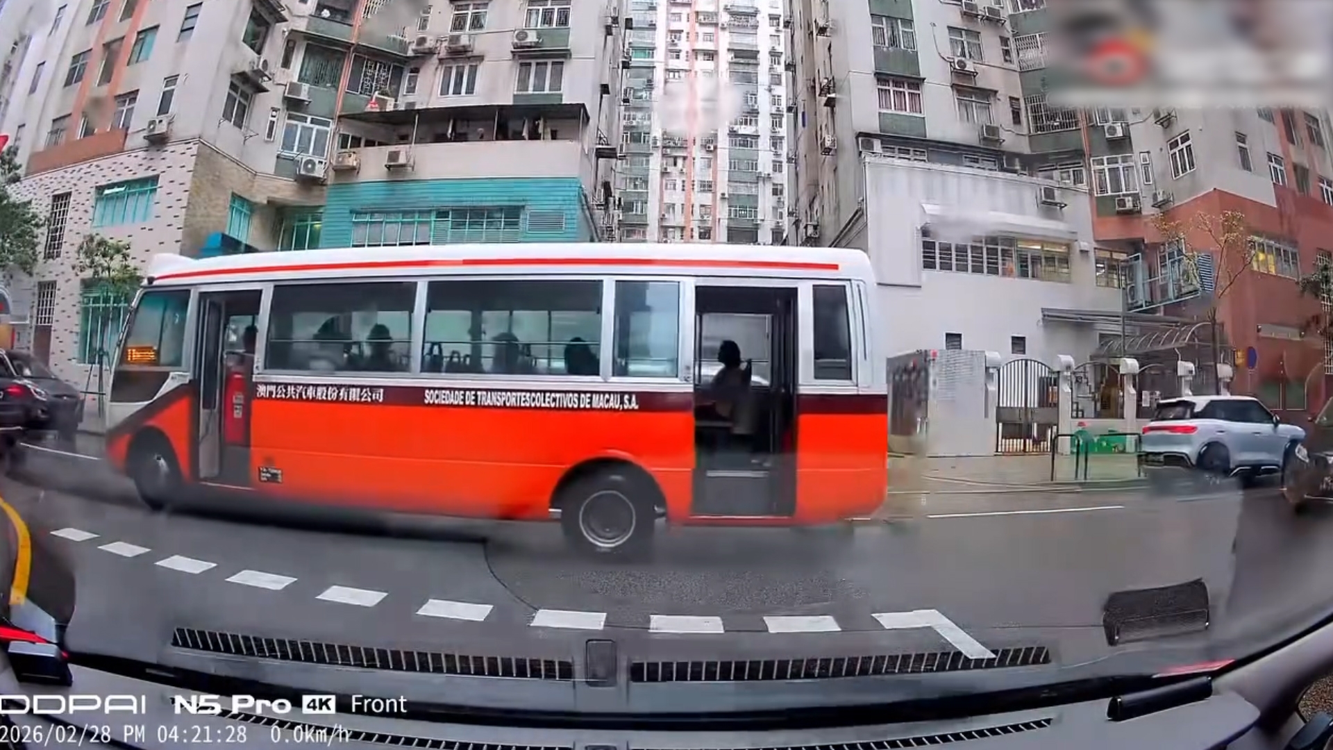 車Cam直擊｜澳門載客巴士行車「不關門」　澳巴：提前將有關日本型號車隊退役