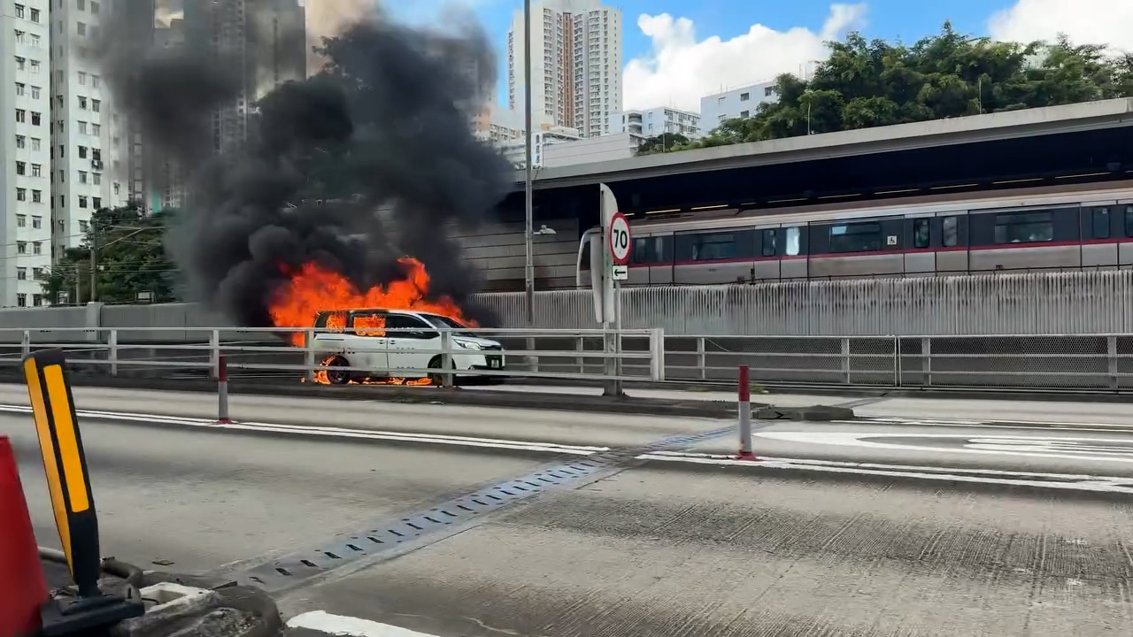 起火汽車火勢猛烈，車身被火焰吞噬，冒出大量黑煙。（Facebook影片截圖／馬路的事 (即時交通資訊台)／Ray Yeung）