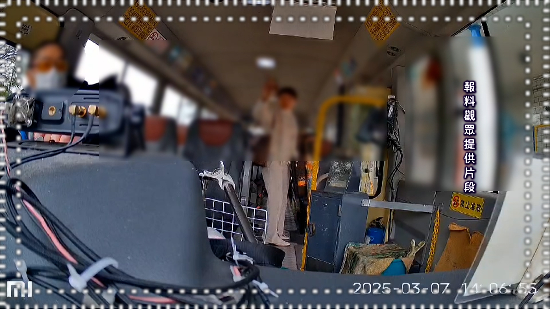 這位女乘客上車後見小巴目的地站牌未更換，向司機反映，遭司機惡言相向。