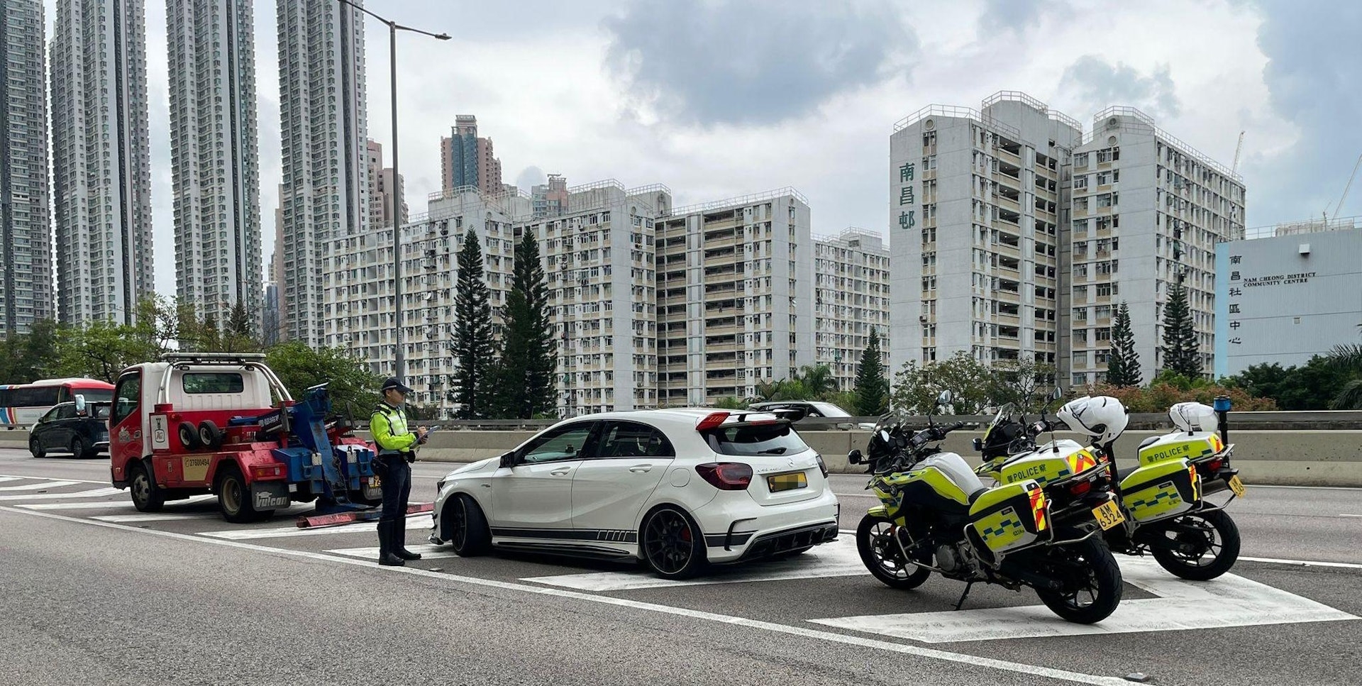 警方於復活節長假期前夕，在西九龍進行執法行動，打擊「酒後駕駛」、「非法賽車」、「超速駕駛」、「非法改裝」等罪行。（警方圖片）