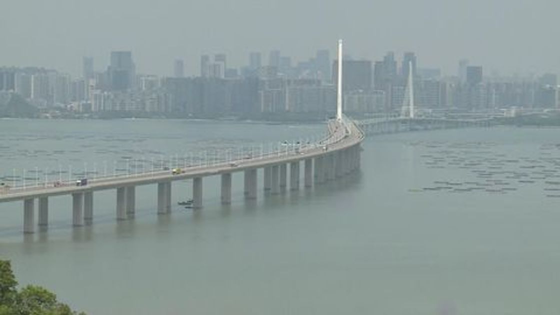 深圳灣大橋兩旅遊巴相撞　17人受輕傷交通一度受阻