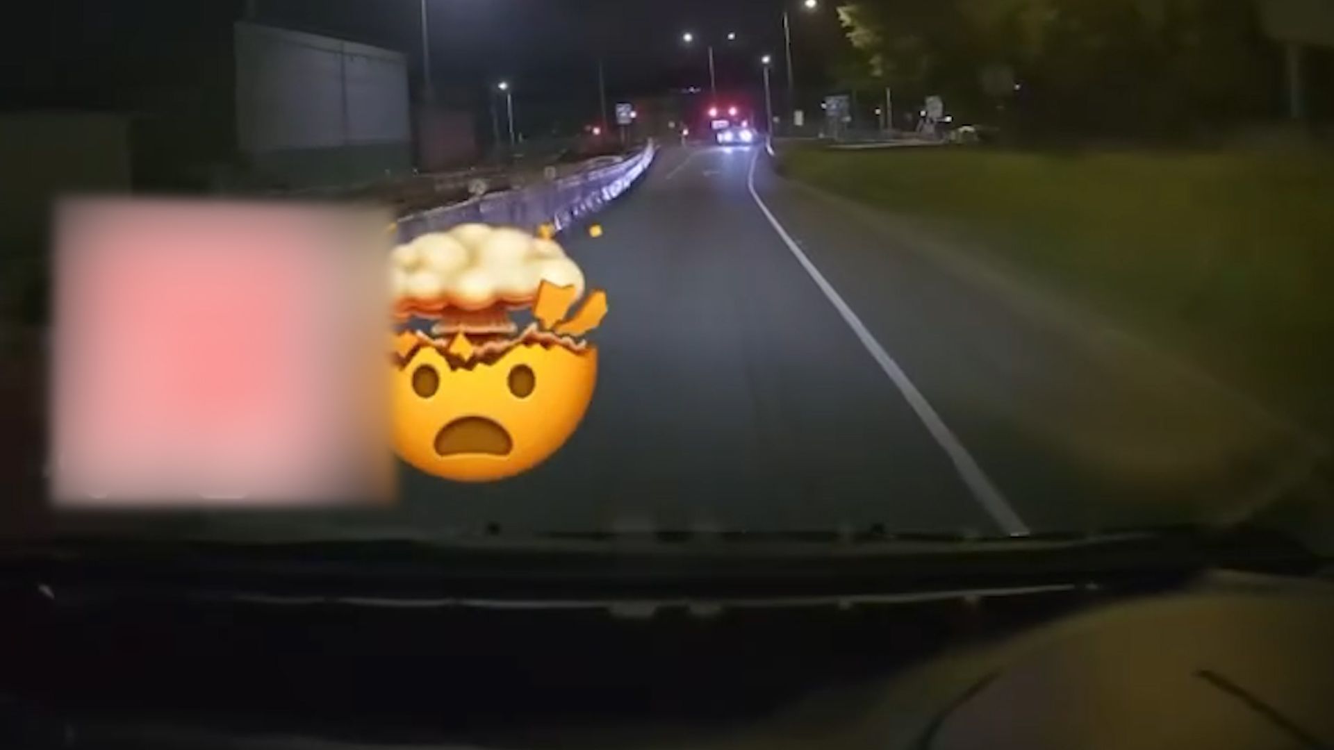 元朗深夜驚見馬路炸彈逆線行仲撞欄杆。(影片截圖)