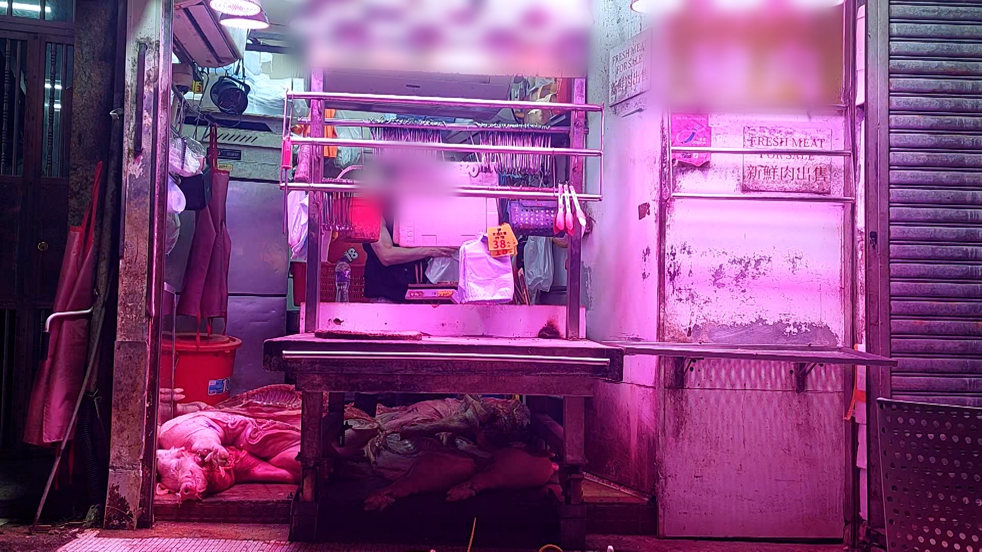 那麼豬肉去了哪裏？開燈後，可以見到豬肉被放在地上，店裏只有數十平方呎，連鐵閘也關不了。