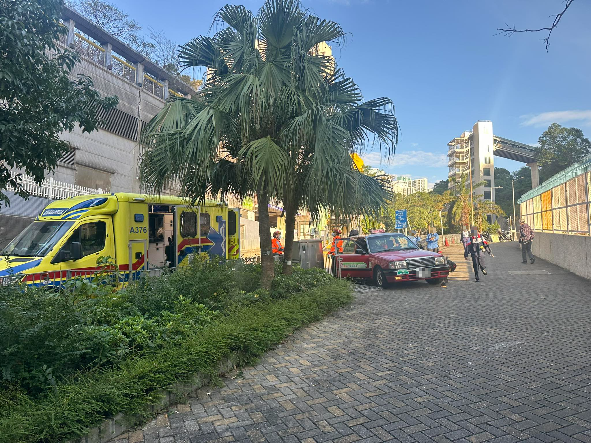 今日（11月25日）早上，在秀茂坪邨附近，一輛的士撞飛閘口閘杆，再溜前撞毀鐵欄，並撞倒一輛電單車，最終停在行人路上。（Faceook圖片／車cam L（香港群組）／Roxanne Lam）