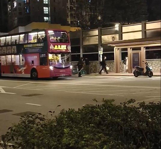 巴士迷疑為影巴士擺單車擋馬路