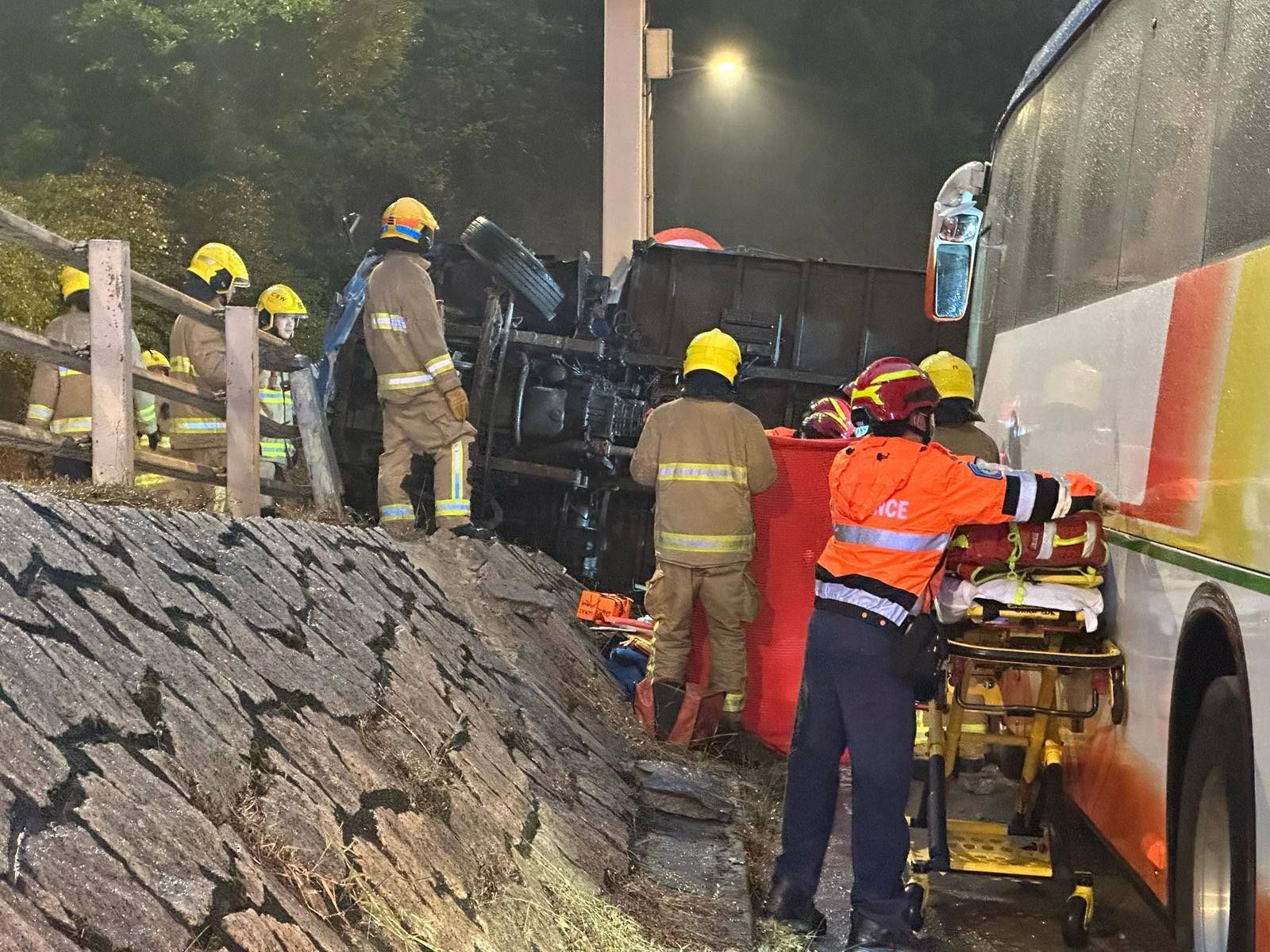 長沙灣呈祥道貨車翻側疑失控，電單車鐵騎士急煞跣低被壓。(網上圖片)