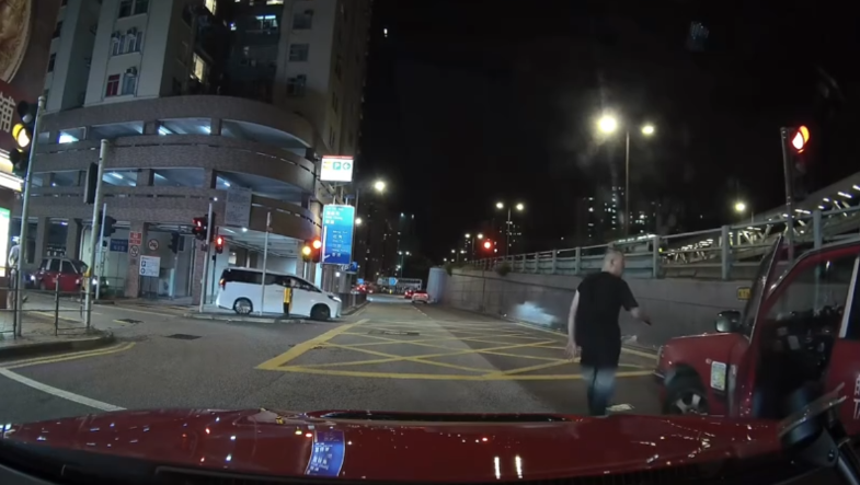 車Cam直擊｜荔枝角道男子中途落的士　司機踩油門撞乘客畫面曝光
