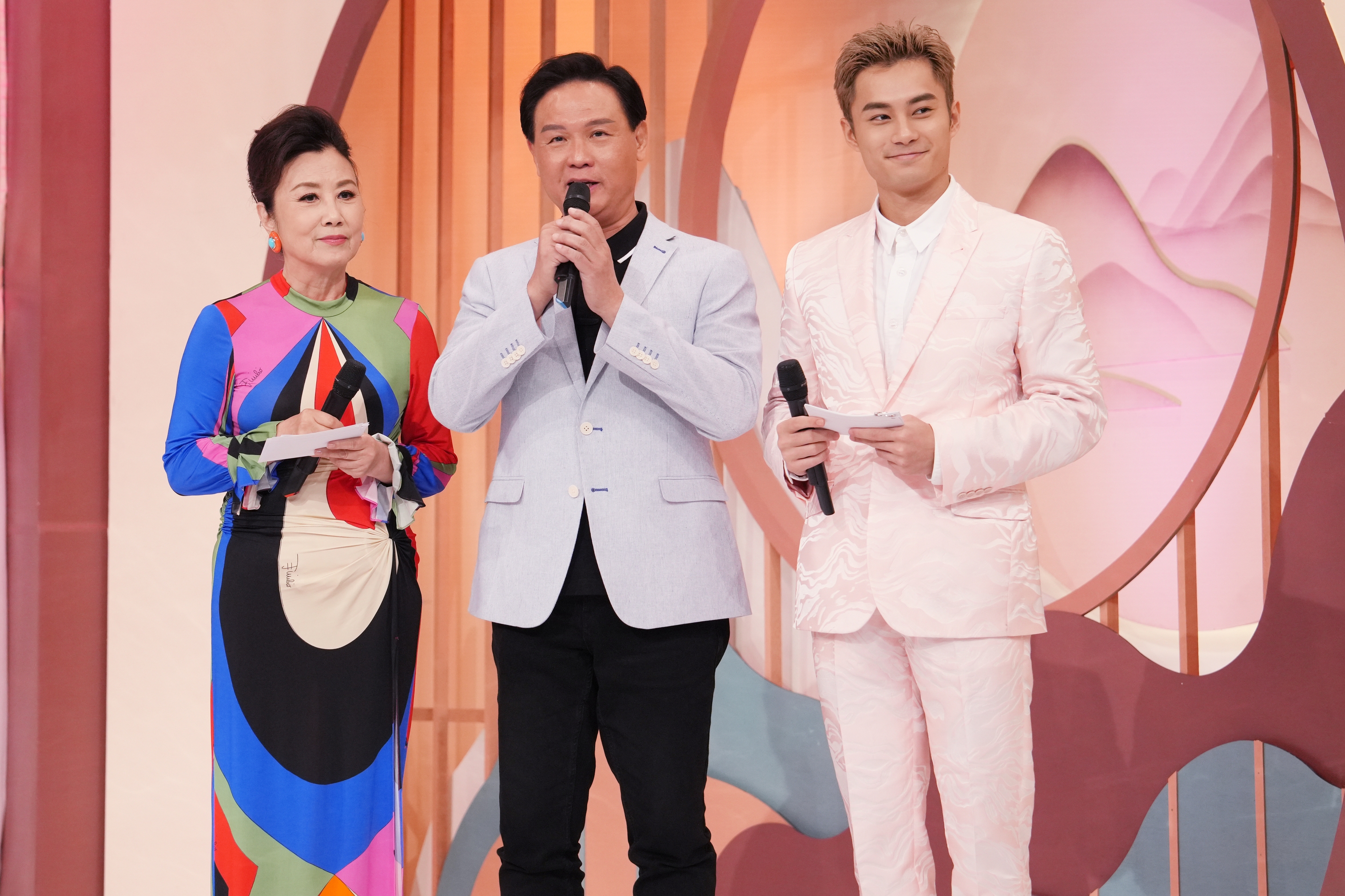 擔任大會司儀的汪明荃（左一）與孔賢德（右一）訪問大會評判龍貫天,讚賞年輕參加者表現。