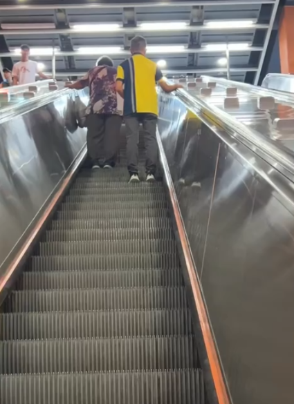 港鐵職員陪婆婆遊電梯河從後守護　極暖心獲網民激讚「一絲不苟」