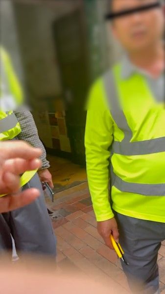 食環署外判清潔工涉自貼街招扮清理，現轉介警方跟進事件。