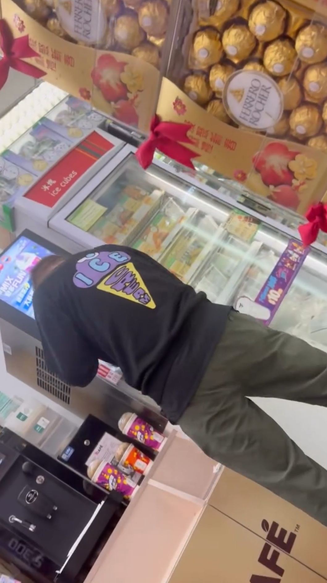 一名身穿深色長袖上衣綠色長褲的男子，在便利店內背對鏡頭，在店內的飲料機裝取飲品。（Threads影片截圖／yoyoyo_ching）