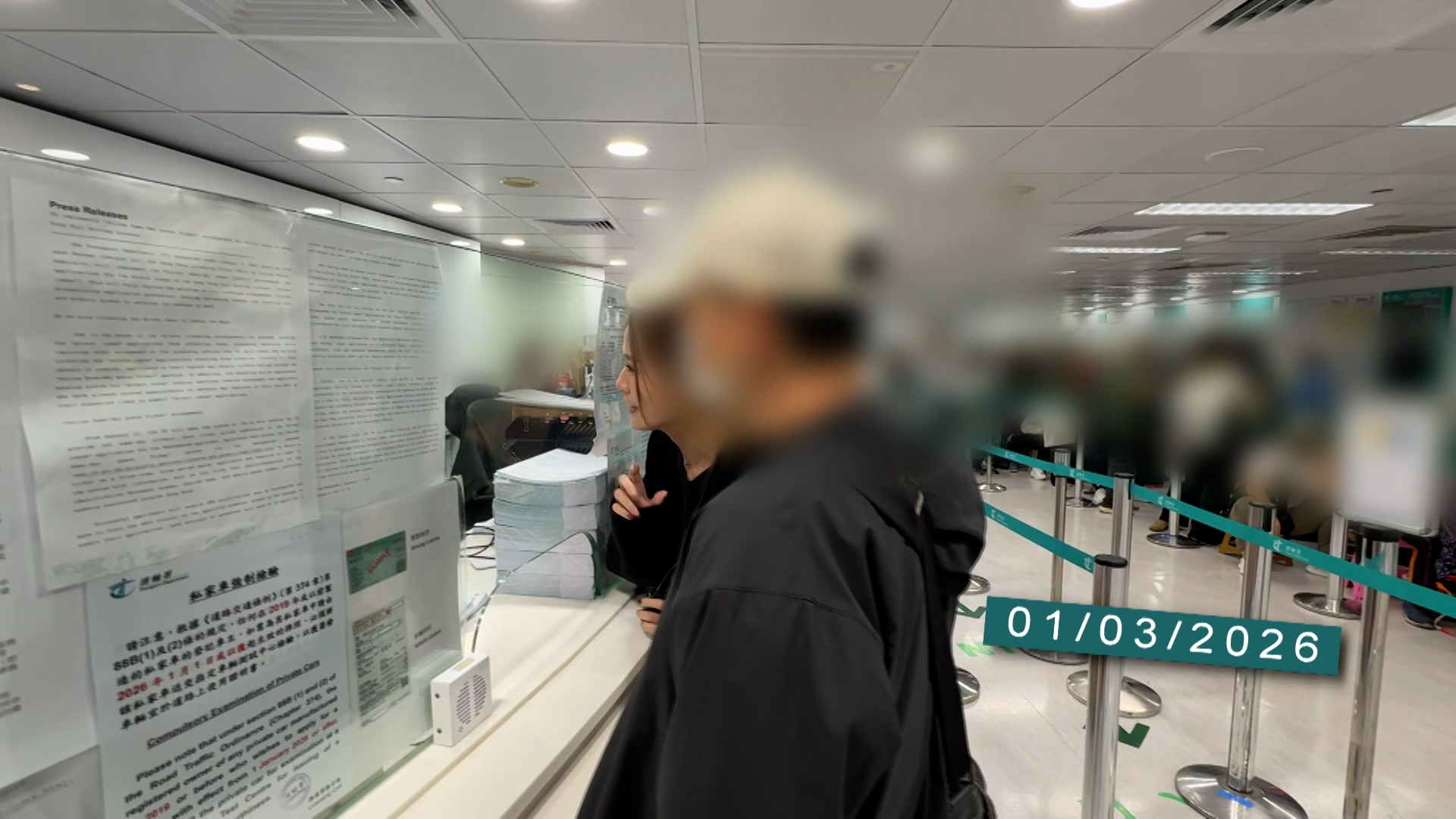 攝製隊陪同陳先生到金鐘運輸署向職員查詢，除了找黃牛，還有沒有方法辦理到「免試簽發」駕駛執照。