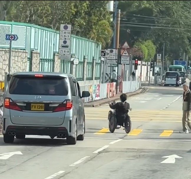 天水圍電動輪椅馬路高速奔馳