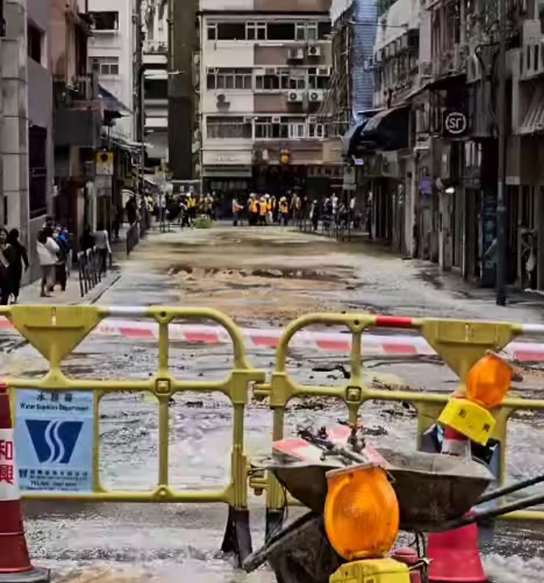 北角七姊妹道爆水管積水約3至4cm深