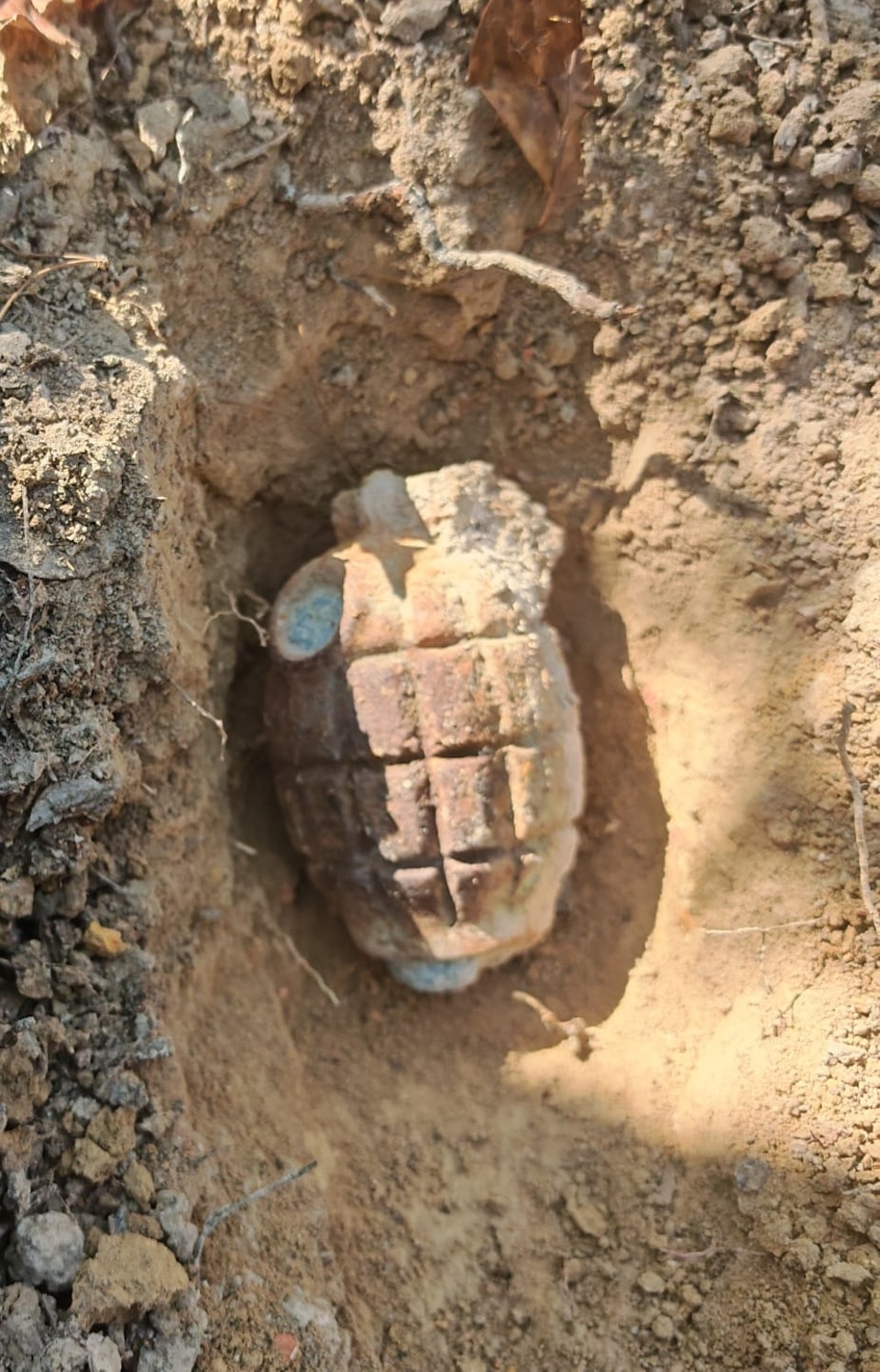 香港仔郊野公園驚現二戰英軍手榴彈　爆炸品處理課趕抵現場圍封處理(警方圖片)