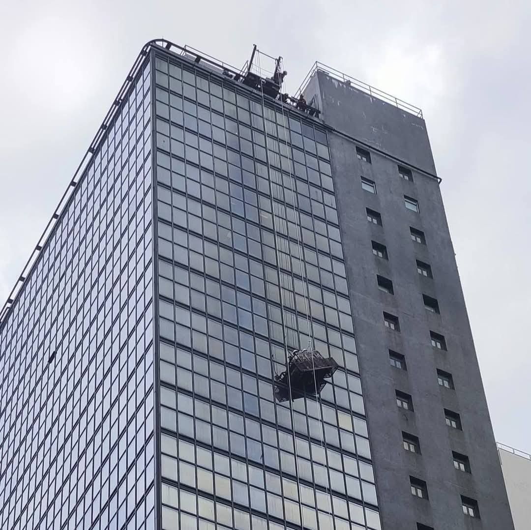 灣仔商廈吊船傾斜兩工人被困20樓半空