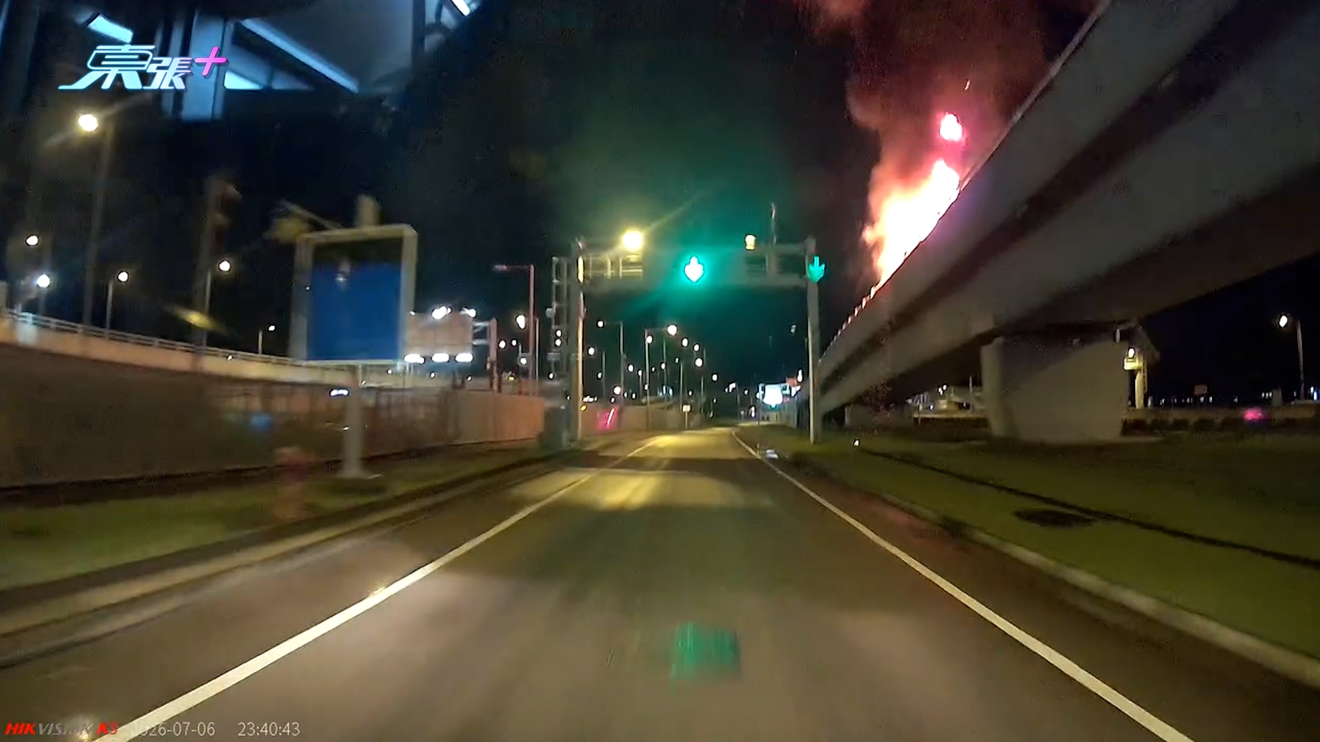 車Cam直擊｜港珠澳人工島的士爆炸一刻　火球「砰一聲」碎片從天橋掉落