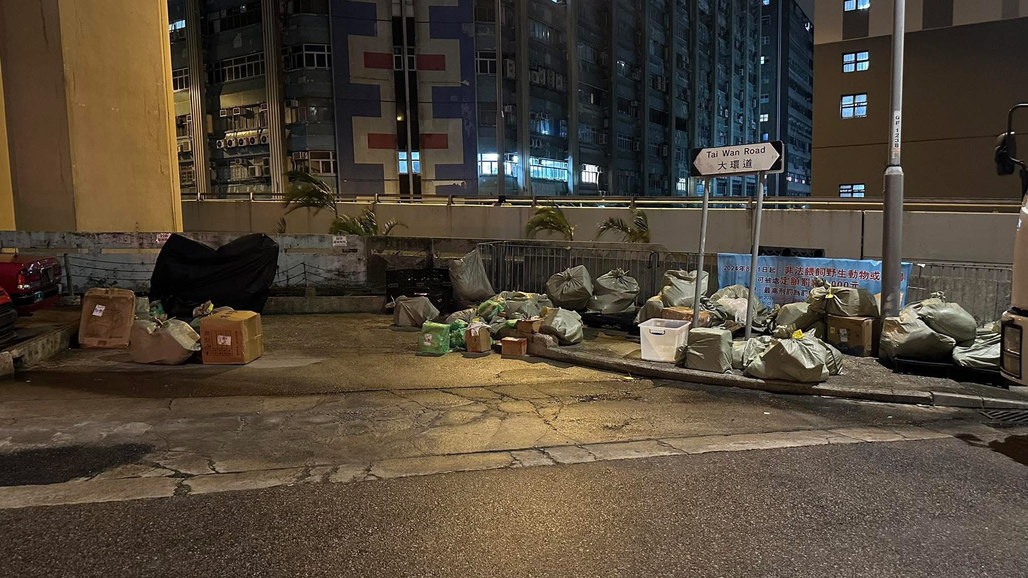 紅磡網購自提點貨物隨街亂擺　途人拉車仔任摷任拎變「街頭尋寶」 (FB@SOSO CHAN)