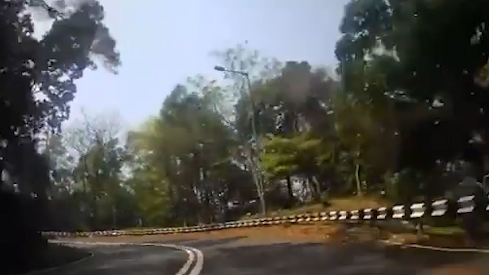 荃錦公路鐵騎士彎位失事翻滾6圈，電單車撼向山邊再反彈。