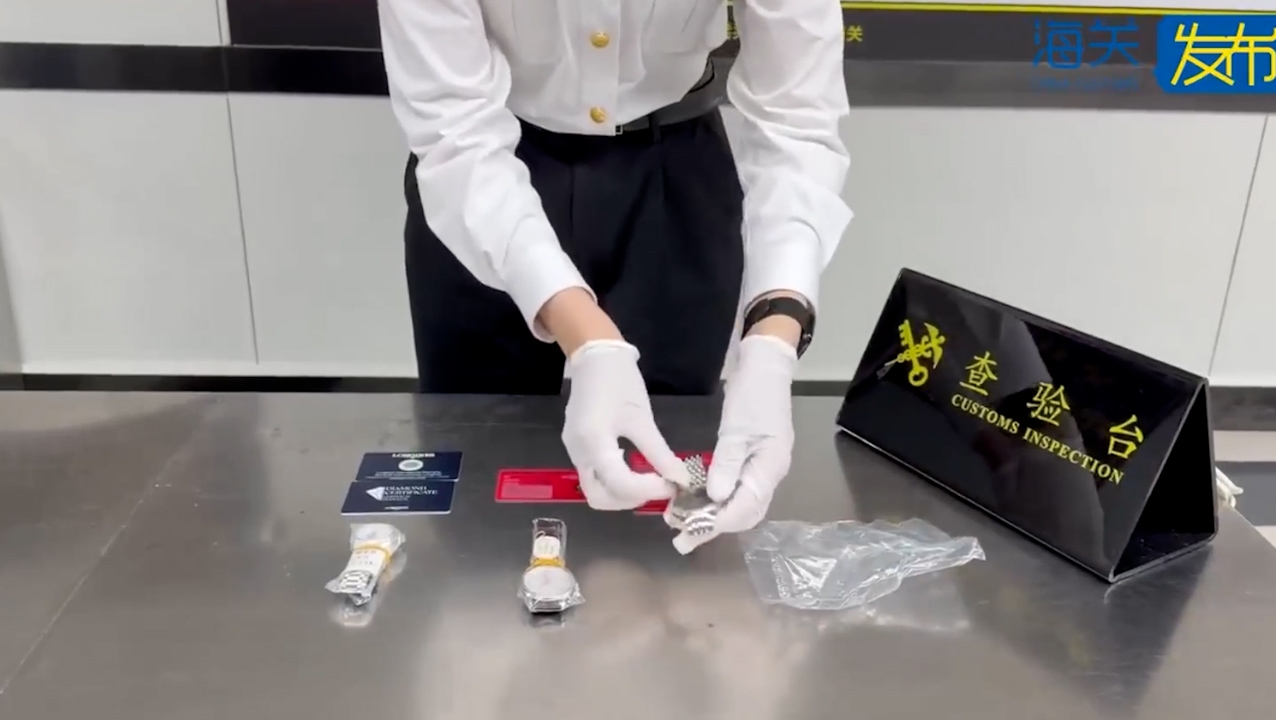 經檢查，關員在該女子的內衣中發現用透明塑膠袋封裝、帶有吊牌的手錶三隻。