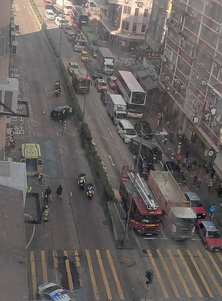 佐敦道私家車疑失控炒上行人路。(FB@Yue ShishigamiKō )