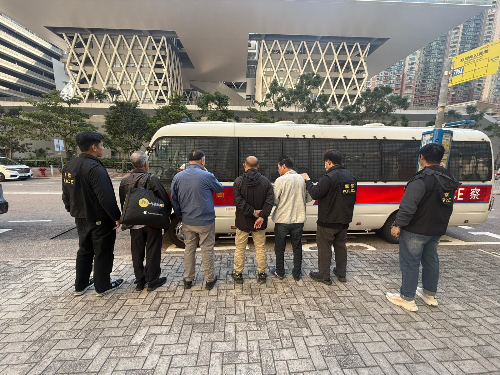 行動中，警員在彩明苑一帶成功搗破一個懷疑非法賭檔，並當場拘捕 4 名涉案男子。(警方圖片)