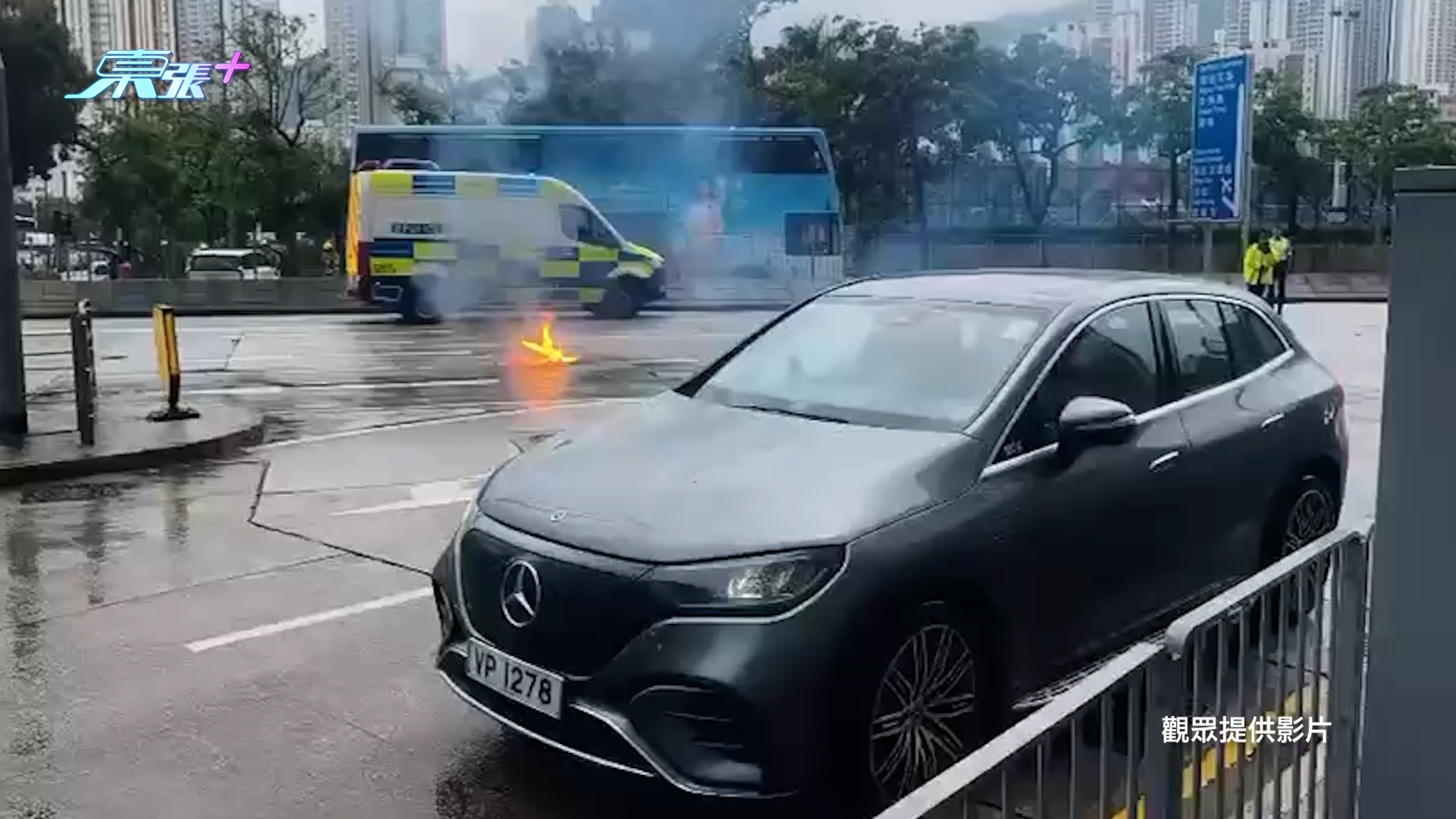 東張西望報料｜九龍灣電動車撞女途人釀火警　電池飛脫冒煙　本網直擊救火全過程 （觀眾提供《東張+》影片）
