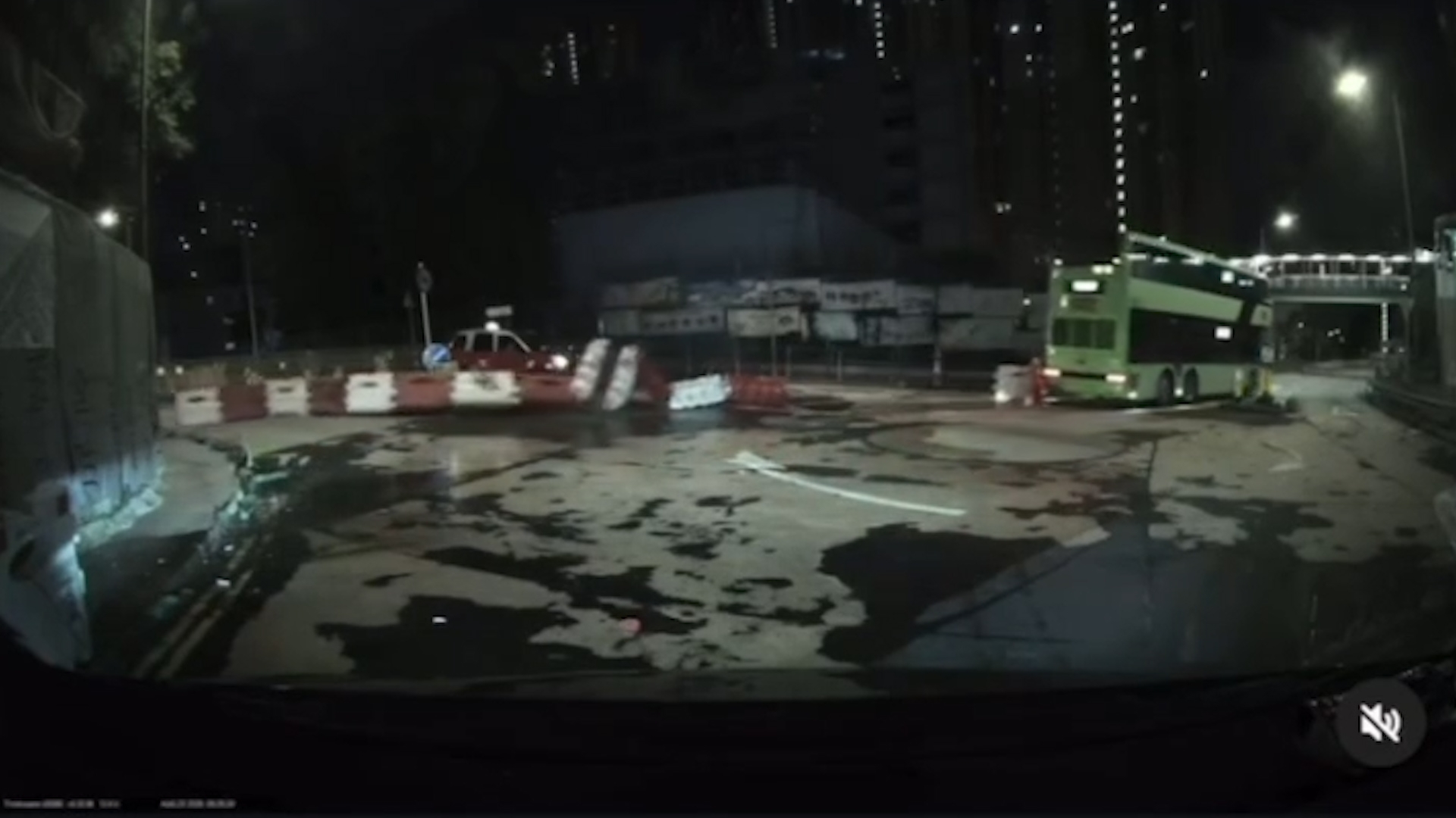 車Cam直擊｜訓練巴士撞水馬後順手牽羊「帶隊做龍頭」　網民：請再考牌