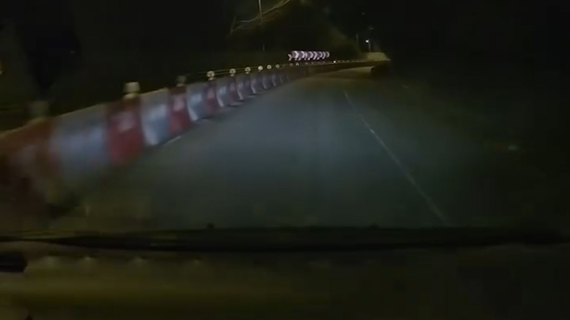 元朗深夜驚見馬路炸彈逆線行仲撞欄杆。(影片截圖)