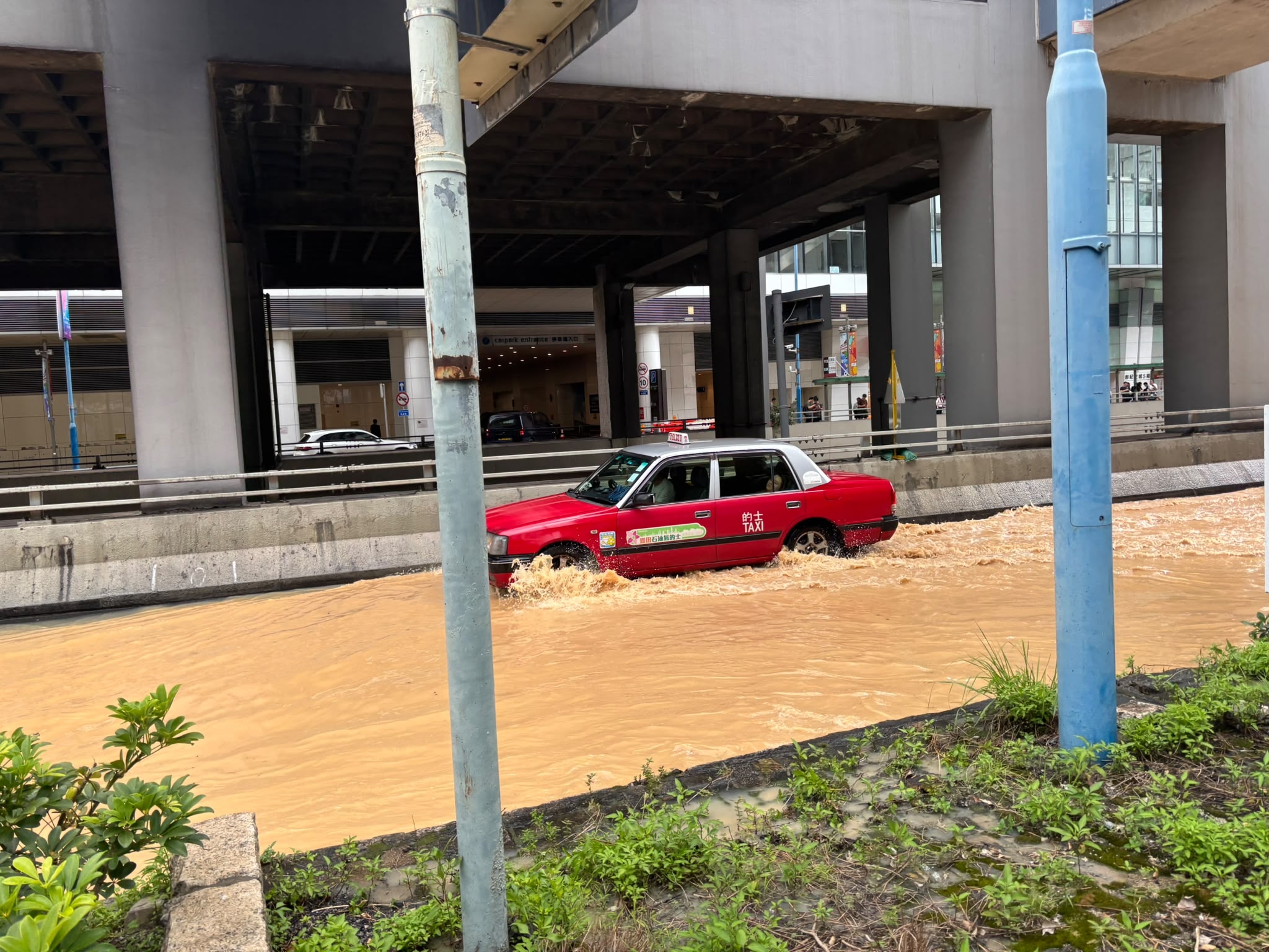東張西望報料｜觀塘爆水管變「奶茶河」黃泥水淹裕民坊　車輛涉水而行險象環生 （觀眾提供《東張+》）
