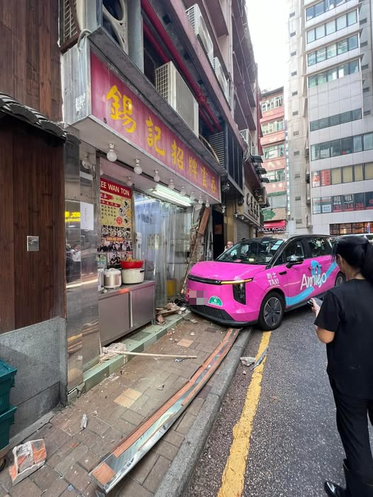 網上圖片顯示，雲吞麵店舖大門被撞毀，石屎、木塊及雜物散落一地，店面一片凌亂。（Facebook圖片／車cam L（香港群組）／Bosco Chu）