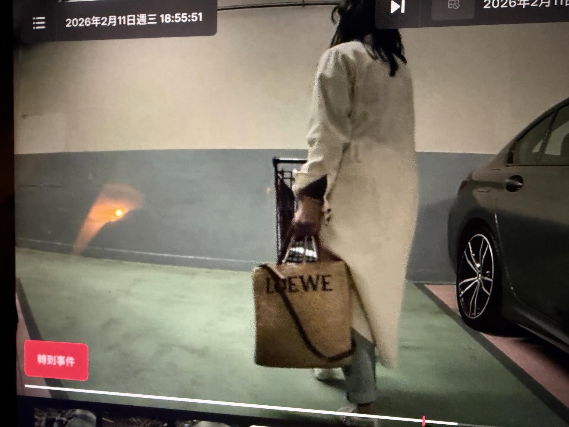 其中一名長髮女子疑在整理完物品後，把超市手推車推向牆邊，並將其遺下。（Threads圖片／garypo__）